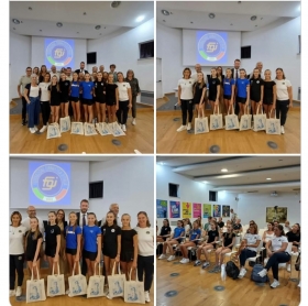 Presentazione di Aurora con la squadra nazionale junior. - Ritmica VCO - Club Altair